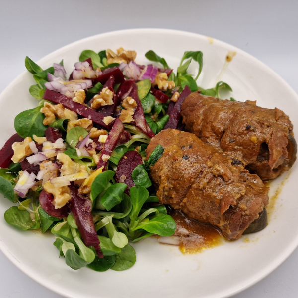 Rinderrouladen mit grünem Salat